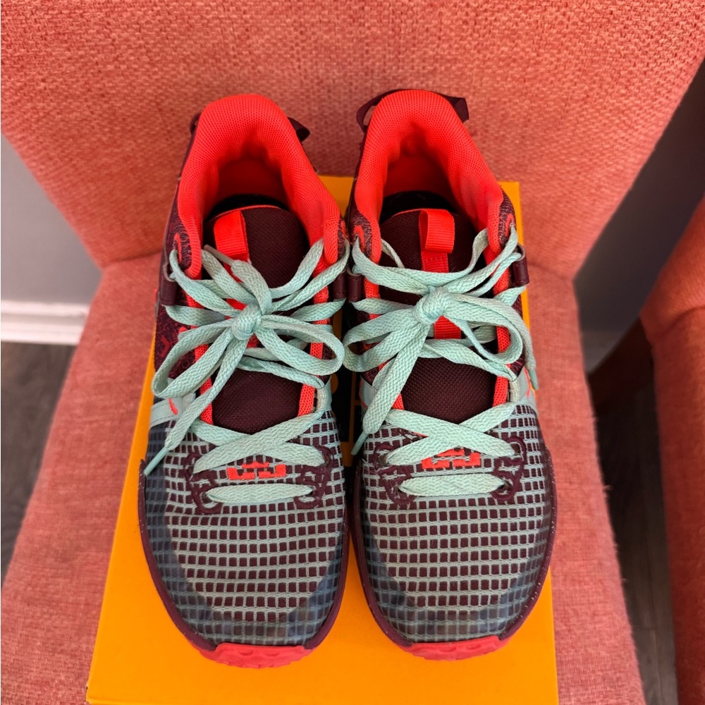 Kids LeBron Witness VII Size 4